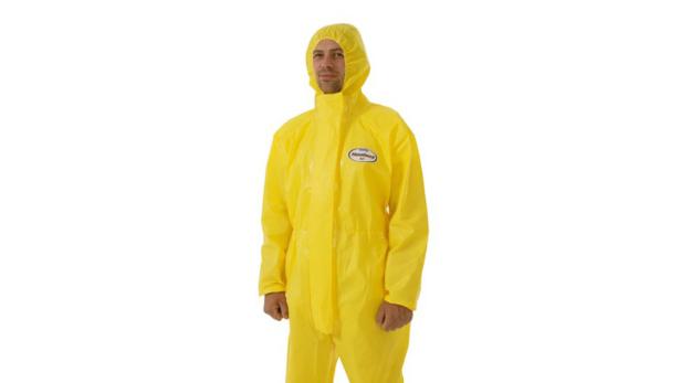 Ein Mann trägt einen gelben Schutzanzug mit Kapuze.
