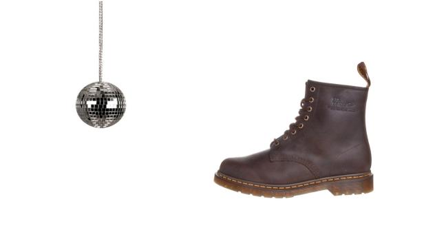 Ein brauner Dr. Martens Stiefel neben einer Discokugel.