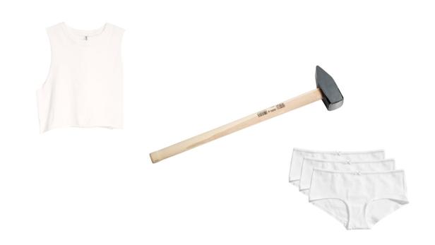 Ein weißes Tanktop, ein Hammer und drei weiße Baumwollslips auf weißem Grund.