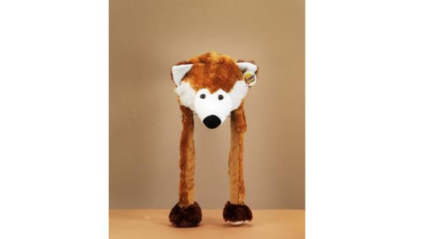 Ein Fuchshut mit herabhängenden Pfoten steht auf einem Tisch.