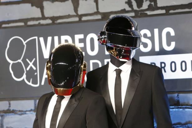 Die Band Daft Punk mit ihren charakteristischen Helmen bei den MTV Video Music Awards.