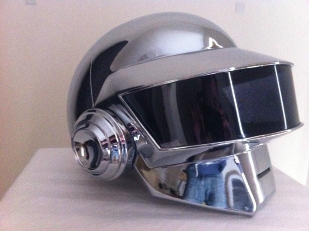 Ein silberner Daft Punk-Helm steht auf einem Tisch.