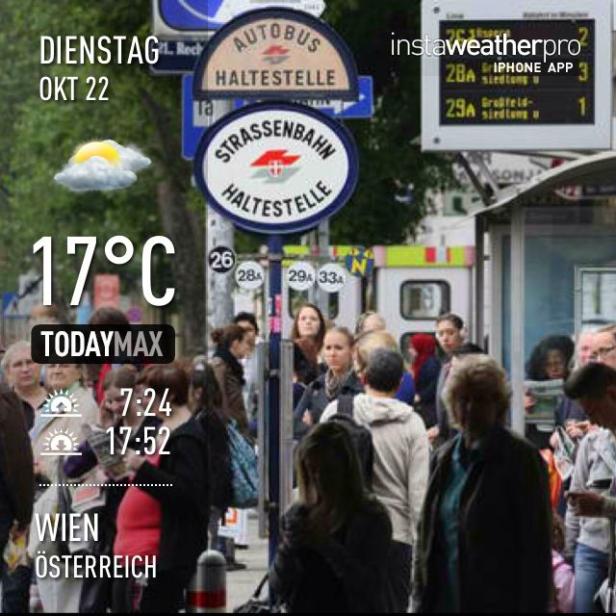 Menschen warten an einer Haltestelle für Bus und Straßenbahn in Wien.