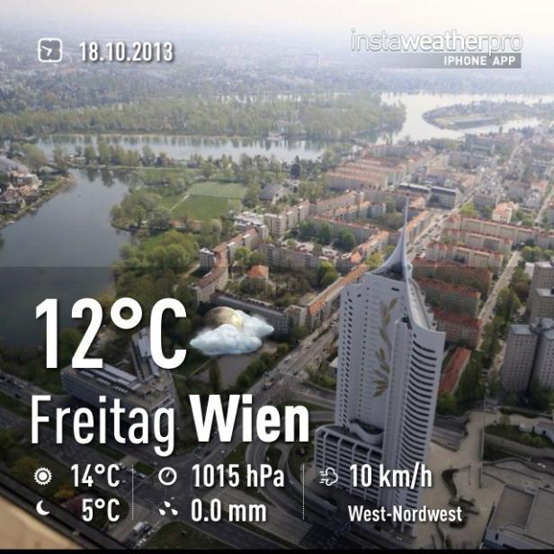 Blick über Wien mit der Donau und dem DC Tower bei bewölktem Himmel.