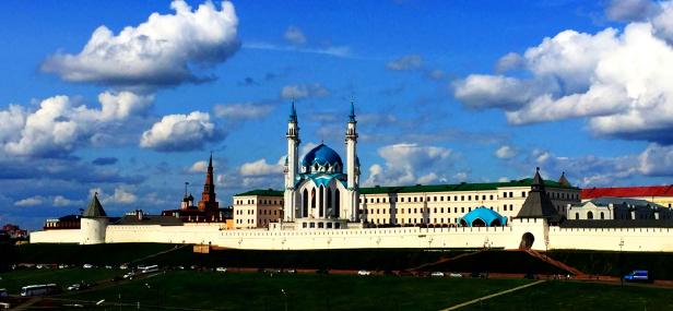 Die Kul-Sharif-Moschee in Kasan mit blauem Kuppeldach vor blauem Himmel mit Wolken.