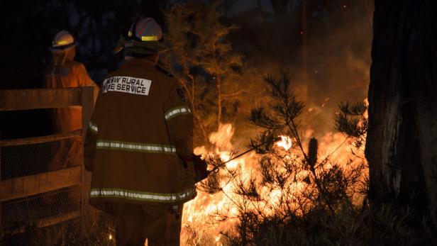 Zwei Feuerwehrleute der NSW Rural Fire Service bekämpfen einen Buschbrand.