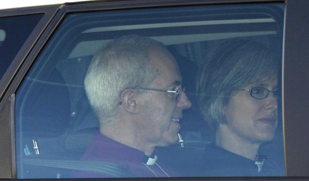Der Erzbischof von Canterbury, Justin Welby, mit einer Frau im Auto.