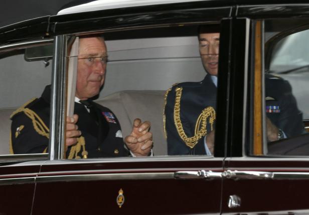 König Charles III. und ein Offizier in einem Auto.