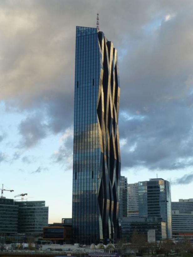 Huber Reklametechnik realisiert im DC Tower/Wien das Leit- und Orientierungssystem. Dieser Auftrag hat ein Volumen von Der DC Tower, das höchste Gebäude Österreichs, in Wien.
