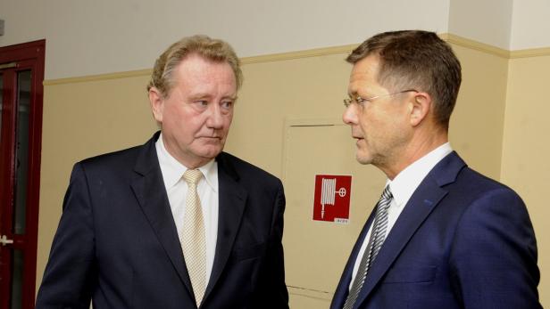 Duchatczek mit Anwalt Hauser Zwei Männer in Anzügen unterhalten sich vor einem Hydranten.