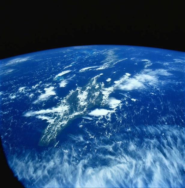 Eine Ansicht der Erde aus dem Weltraum, die Neuseeland und Wolkenformationen zeigt.