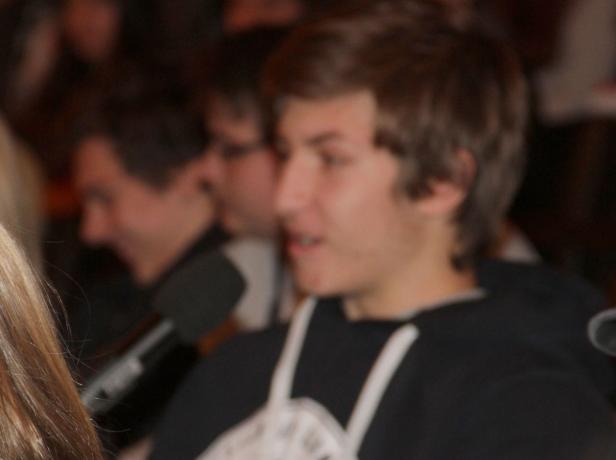 Ein junger Mann mit braunen Haaren ist im Profil zu sehen.