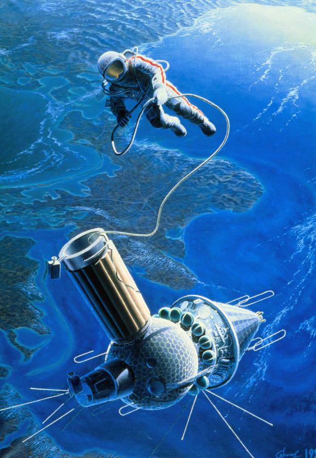 Ein sowjetischer Kosmonaut schwebt mit einer Leine verbunden neben einer Raumstation über der Erde.