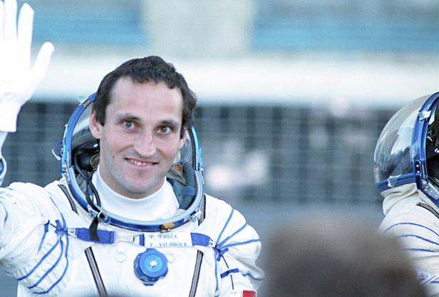 Der österreichische Kosmonaut Franz Viehböck winkt in seinem Raumanzug.