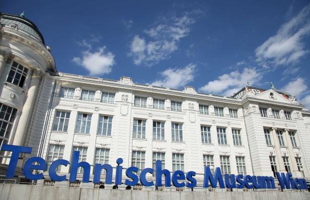 Das Technische Museum Wien unter blauem Himmel mit Wolken.