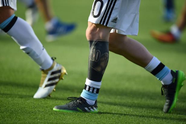 Lionel Messi und sein verhunztes Bein-Tattoo