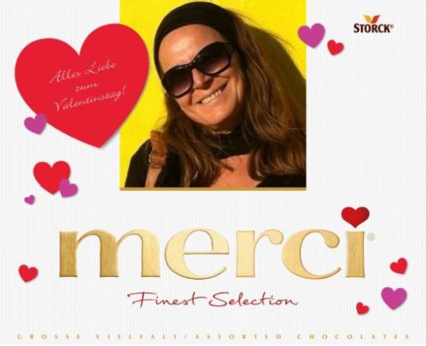 (bilder c: microsoft advertising österreich) Eine Frau mit Sonnenbrille vor einer Merci-Schokoladenpackung zum Valentinstag.