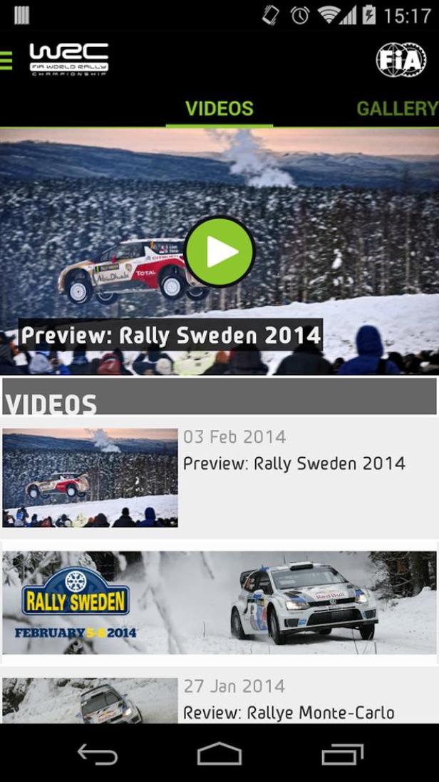 Ein Rallyeauto springt bei der Rallye Schweden 2014 über eine schneebedeckte Piste.
