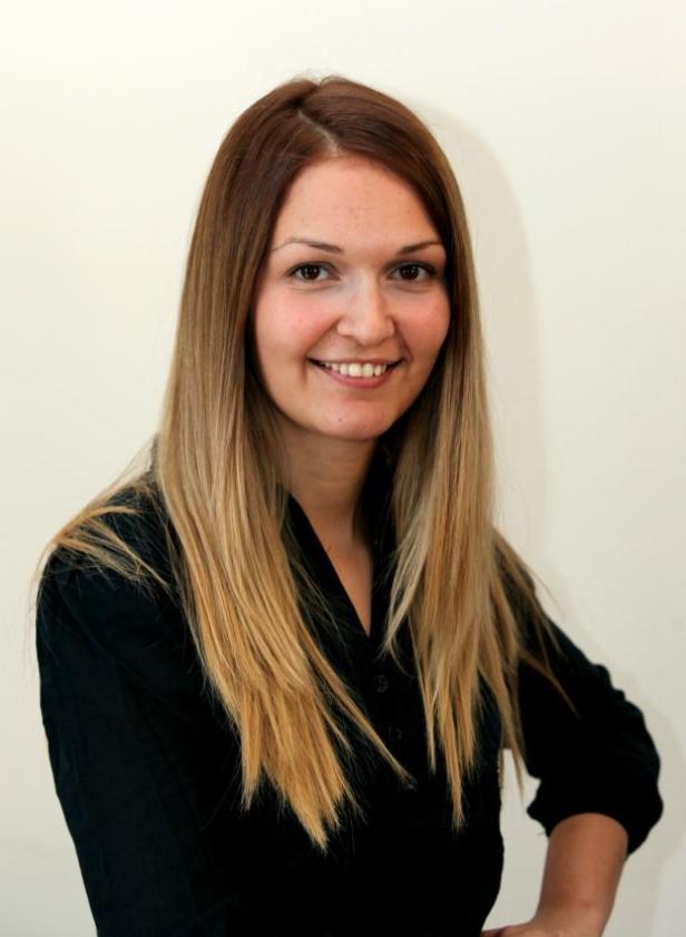 Bojana MAric, Senior-Beraterin Digital Media pilot@media.at: Eine lächelnde Frau mit langen, blondierten Haaren und einem schwarzen Hemd.