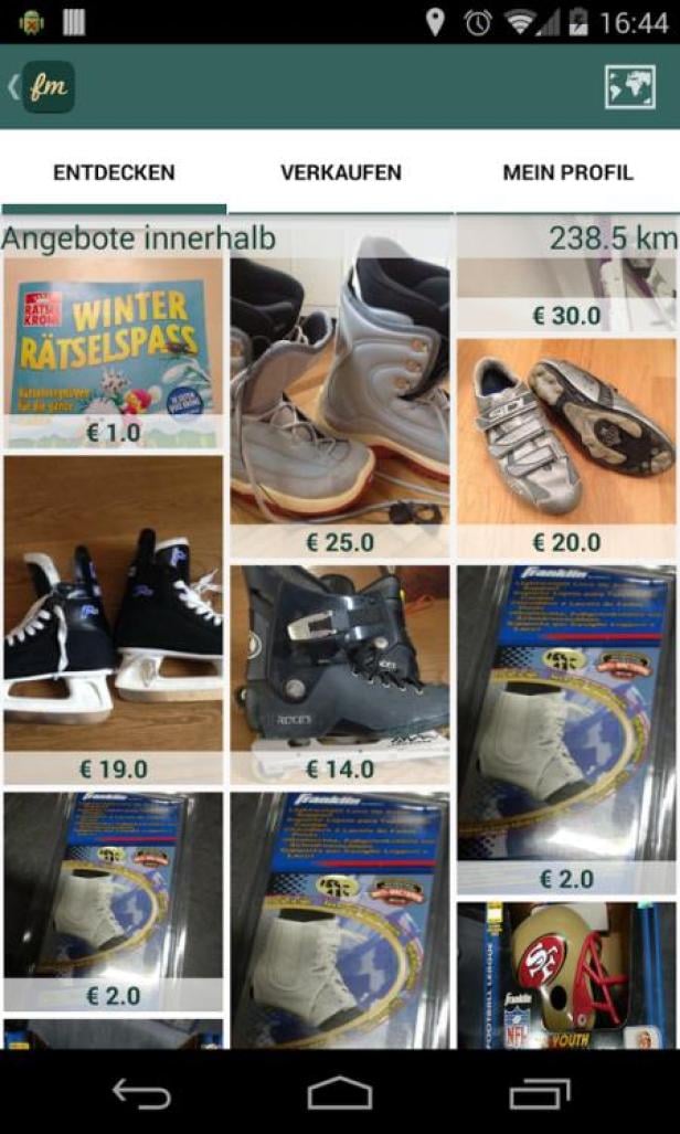 Verschiedene gebrauchte Schlittschuhe und Inlineskates werden zum Verkauf angeboten.