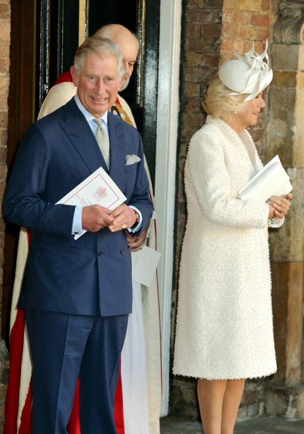 König Charles und Königin Camilla verlassen eine Kirche.