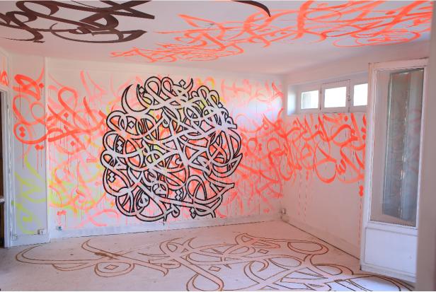 Ein Raum ist mit abstrakter Kalligrafie in Neonfarben bemalt.