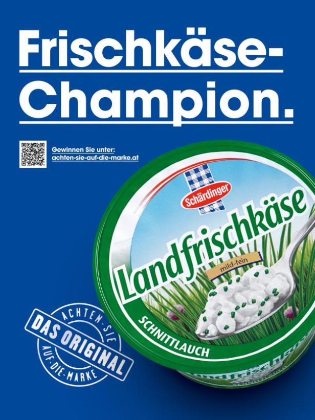 Ein Behälter Schärdinger Landfrischkäse Schnittlauch vor blauem Hintergrund.