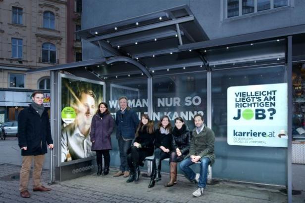 David Kitzmüller, Johanna Mayr (karriere.at), Raffaele Arturo, Sanja Vostinic (Dirnberger de Felice Grüber), Sophia Rudnay, Teresa Klicpera (MediaCom) und Michael Resier (Gewista). (c: gewista) Eine Gruppe von Personen posiert an einer Bushaltestelle mit Werbung für „karriere.at“.