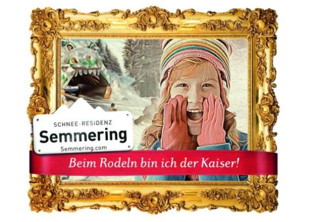 Ein Mädchen freut sich auf das Rodeln in Semmering.