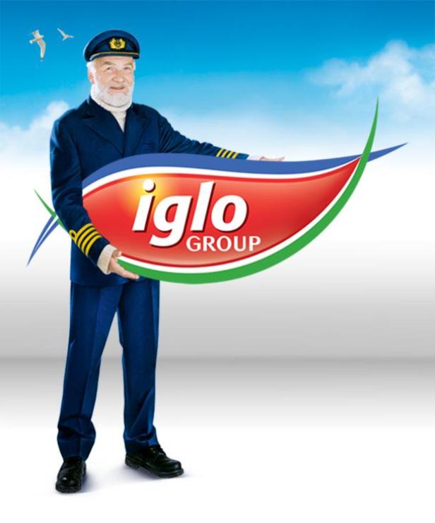 Captain Birds Eye oder Käptn Iglo, wie der prägende Charakter der Marke im deutschsprachigen Markt heißt. (c: iglo group) Ein Mann in Kapitänsuniform präsentiert das Logo der Iglo Group.