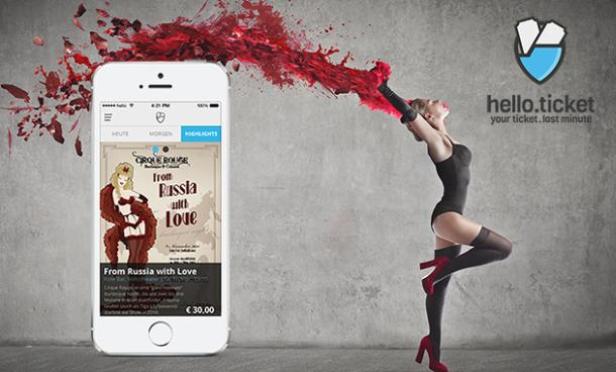 Eine Frau in Burlesque-Kleidung, die rote Federn in die Luft wirbelt, neben einem Smartphone mit der „Cirque Rouge“-App.