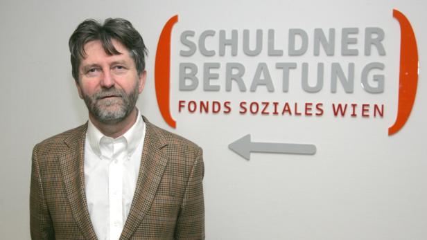Ein Mann steht vor einem Schild der Schuldnerberatung Fonds Soziales Wien.