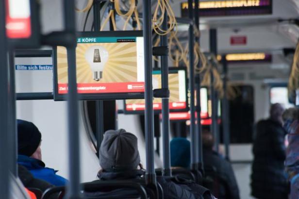 Infoscreens in den ULF-Straßenbahn-Garnituren in Wien. (c: infoscreen) In einem Bus hängen Bildschirme, die Werbung für den Hasenbergplatz zeigen.