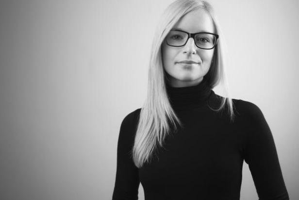 Sandra Stockinger, Leiterin Marketing und Verkauf Zermatt Bergbahnen AG: Porträt einer Frau mit blonden Haaren und Brille vor einem neutralen Hintergrund.