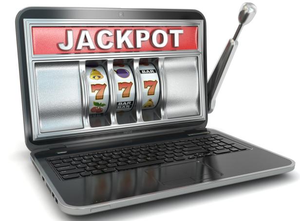 Ein Laptop zeigt einen Spielautomaten mit dem Jackpot-Symbol.
