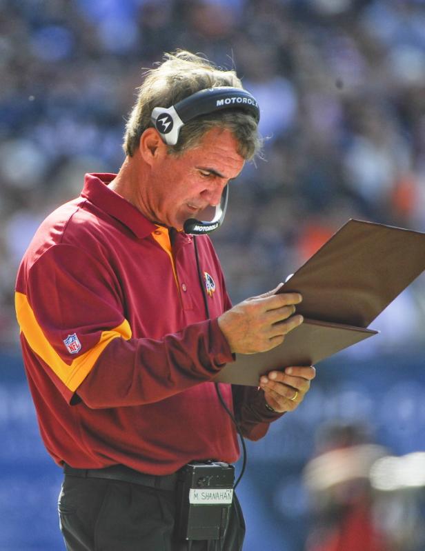 Mike Shanahan, der Trainer der Washington Redskins, blickt auf seine Notizen.