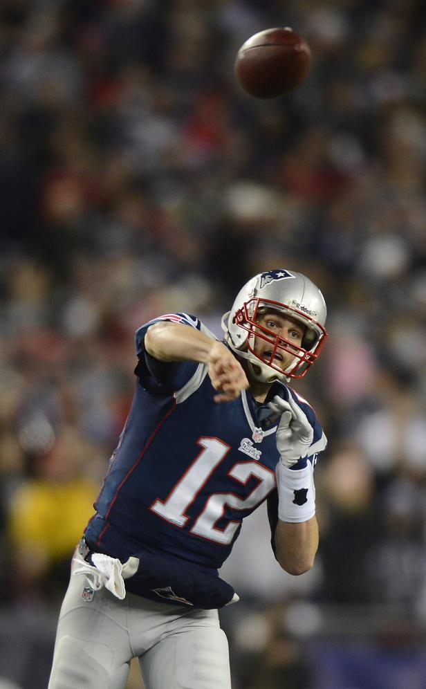 Ein Footballspieler mit der Nummer 12 wirft einen Football.