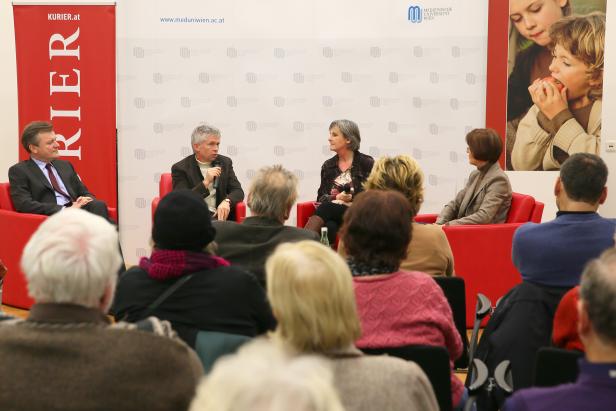Eine Podiumsdiskussion mit mehreren Personen vor einem Publikum in Wien.
