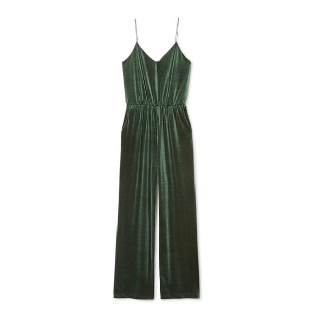 Ein grüner Samt-Jumpsuit mit Spaghettiträgern und weitem Bein.