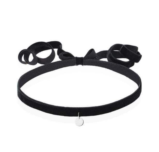 Ein schwarzes Samt-Choker-Halsband mit einem kleinen silbernen Anhänger.
