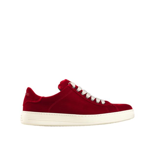 Ein roter Samt-Sneaker mit weißen Schnürsenkeln und einer weißen Sohle.
