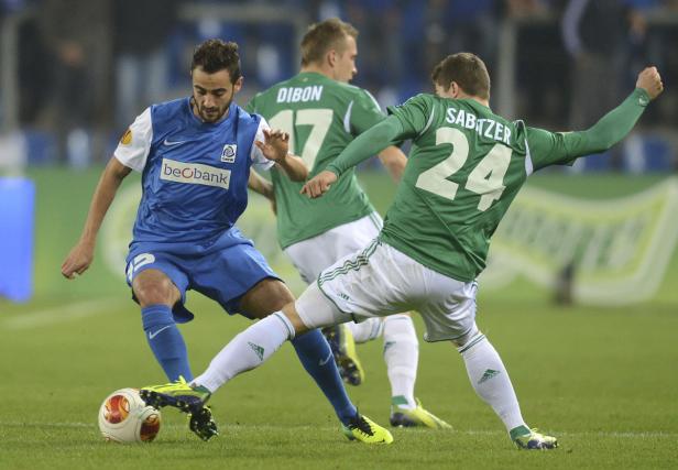 Fußballspieler kämpfen um den Ball während eines Spiels.