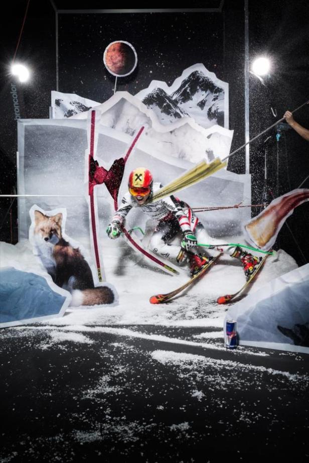 Marcel Hirscher - Experte für mit Stangen verstellte Ski-Hänge jeder Neigungslage. (c: zooom.at - markus berger) Ein Skifahrer in voller Montur inmitten einer Studio-Winterlandschaft mit Pappaufstellern und Kunstschnee.
