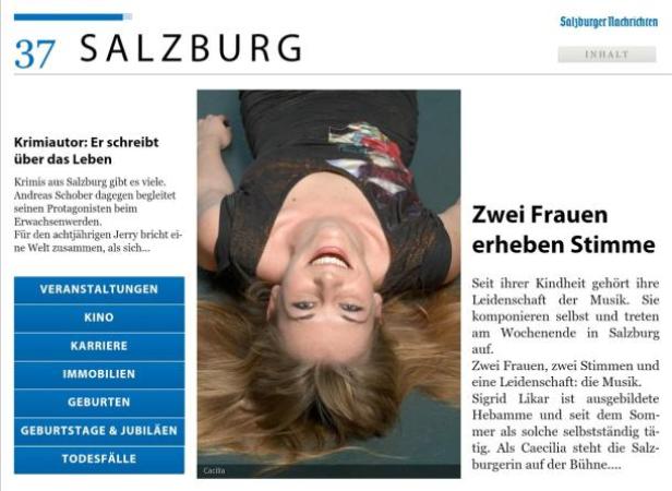 Eine Frau, vermutlich Caecilia, liegt mit dem Kopf nach unten und lächelt in die Kamera.
