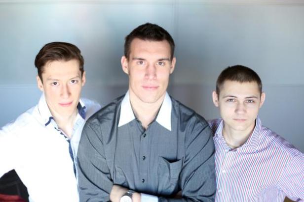 Marc Weinzettl (CEO & CCO), Akos Szelenyi (CEO & CIO) und Artúr Zsuravely (CTO), die Gründer von Qpons.at. (c: qpons.at) Drei junge Männer stehen nebeneinander und schauen in die Kamera.