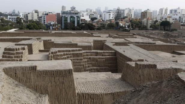Die Ausgrabungsstätte Huaca Pucllana in Miraflores, Lima, mit modernen Gebäuden im Hintergrund.
