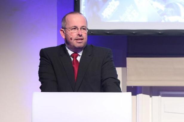 Wolfgang Pichler, Präsident des Österreichischen Zeitschriften- und Fachmedienverband: Ein Mann mit Brille und Anzug steht an einem Rednerpult.