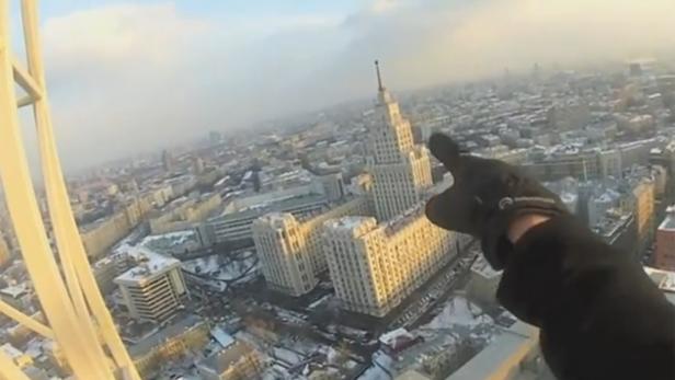 Ukrainer klettert auf Turm der Votivkirche