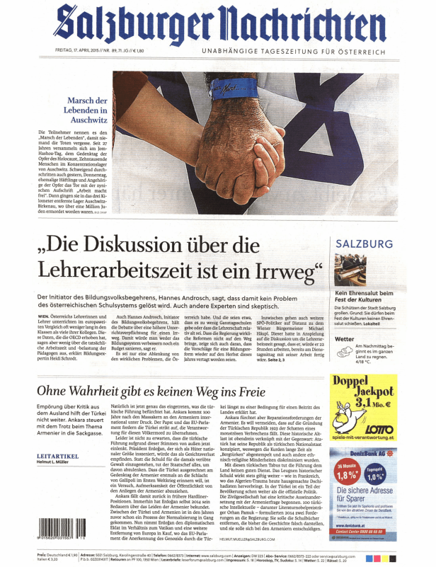 Eine Nahaufnahme zweier Hände mit einem Armband zum „Marsch der Lebenden“.