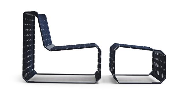 Ein moderner Sessel und ein Hocker mit einem Rahmen aus dunklem, gewebtem Material.